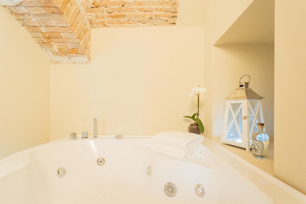 Romantic Escape City Centre With Jacuzzi & Parking By Rent All Como Apartment Exterior photo