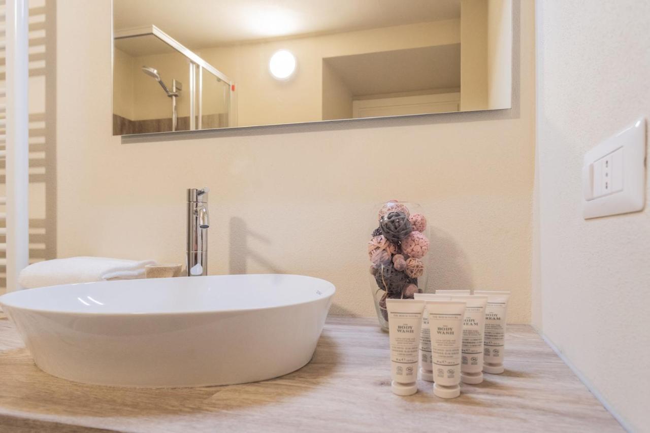Romantic Escape City Centre With Jacuzzi & Parking By Rent All Como Exterior photo